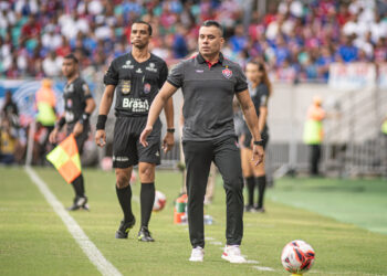 Técnico do Vitória cita diferença financeira após vice-campeonato: ‘Tirar o grande orçamento que o Bahia tem’