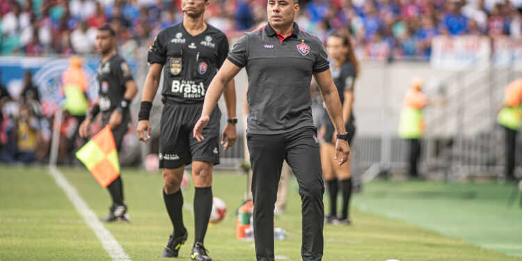 Técnico do Vitória cita diferença financeira após vice-campeonato: ‘Tirar o grande orçamento que o Bahia tem’